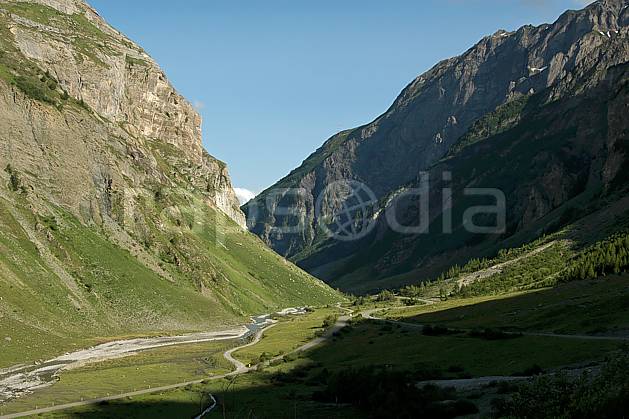 aa041203LE libre de droits Vallée des Chapieux, Savoie, Alpes, Europe, CEE, vallée, falaise, mur, C02, C01, moyenne montagne, paysage, rivière (France).