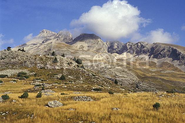aa0473-35LE : Grand Ferrand, Massif du Dévoluy, Hautes-Alpes, Alpes. Europe, CEE, ciel bleu, herbe, C02, C01, champ moyenne montagne, paysage (France).