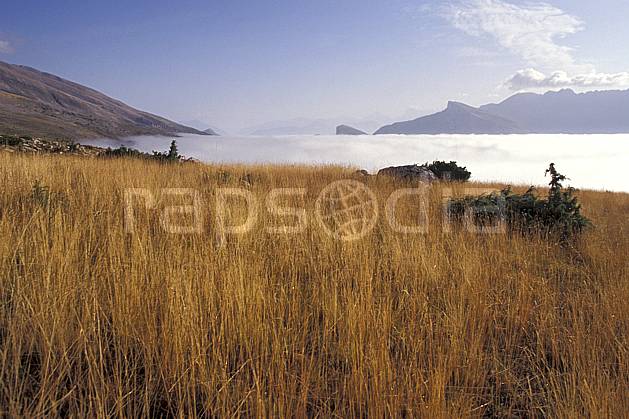 aa0473-36LE : Dévoluy, Hautes-Alpes, Alpes. Europe, CEE, ciel bleu, herbe, mer de nuages, C02, C01, champ moyenne montagne, paysage (France).