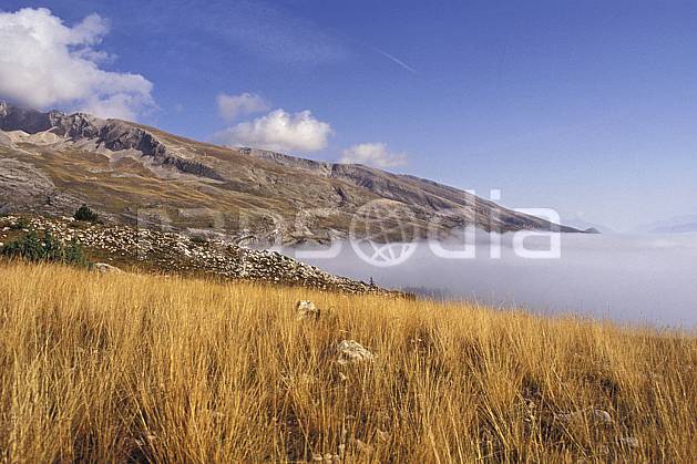 aa0473-38LE : Dévoluy, Hautes-Alpes, Alpes. Europe, CEE, brouillard, ciel bleu, herbe, C02, C01, champ moyenne montagne, paysage (France).
