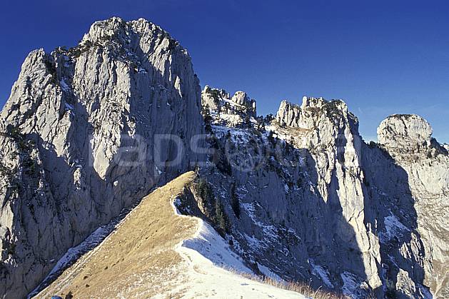 aa0498-09LE : Col des Frettes, Haute-Savoie, Alpes. Europe, CEE, arête, ciel bleu, falaise, herbe, C02, C01 moyenne montagne, paysage, Annecy 2018 (France).