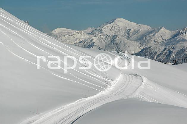 aa050013LE : Depuis les Contamines, le massif du Buet, Haute-Savoie, Alpes. Europe, EEC, footpath, road, ski run, powder snow, track middle mountain, landscape, Annecy 2018 (France).