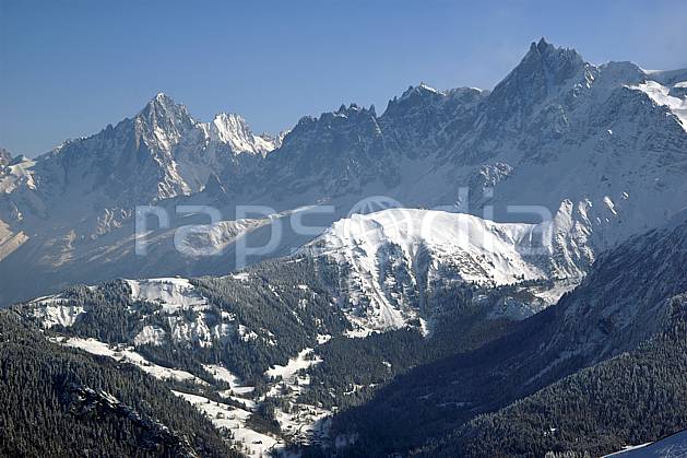 aa050898LE : Depuis Saint Nicolas de Véroce, col de Voza et Aiguilles de Chamonix, Haute-Savoie, Alpes. Europe, CEE, vallée, C02, C01, vue aérienne moyenne montagne, paysage, Annecy 2018 (France).