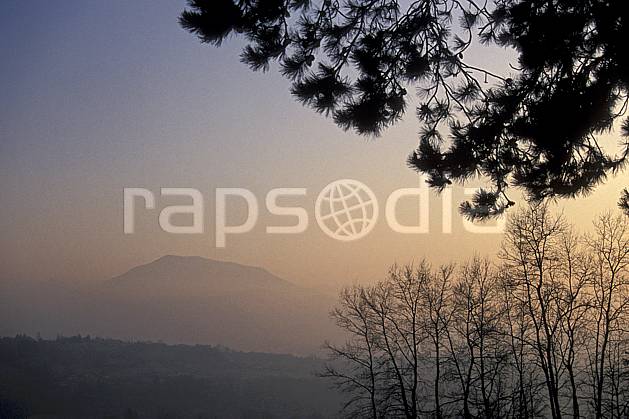 aa0516-08LE : Le Semnoz dans la brume, Haute-Savoie, Alpes. Europe, CEE, brouillard, ciel voilé, C02, C01, coucher de soleil arbre, moyenne montagne, paysage, Annecy 2018 (France).