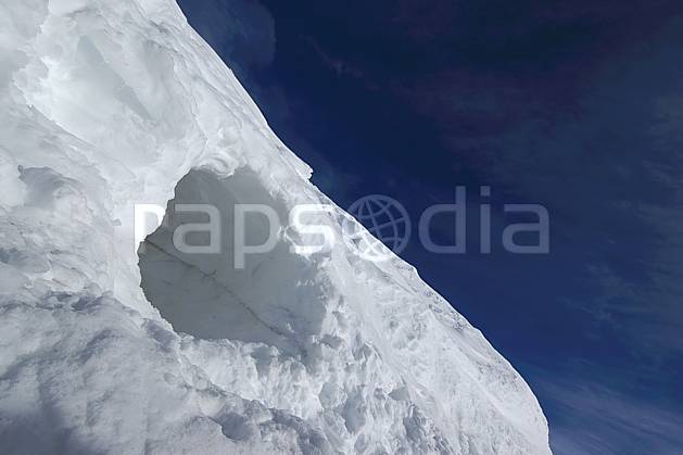 aa054636LE : Trou dans la neige. Amérique du sud, Amérique Latine, Amérique, C02, C01 gros plan, moyenne montagne, voyage aventure (Argentine).