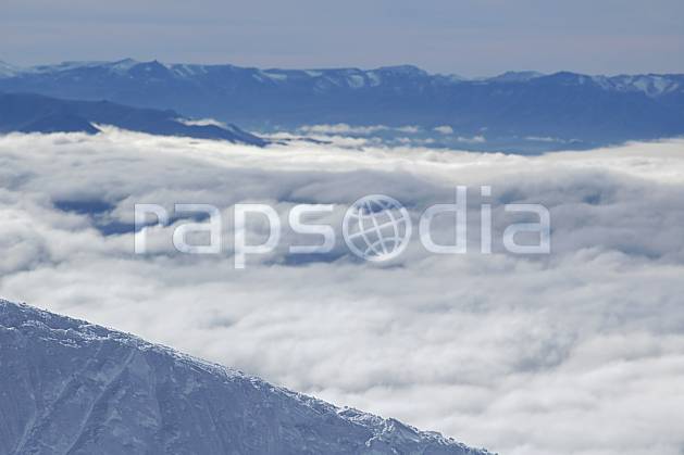 aa054812LE : Cerro Catedral, Bariloche, Patagonie. Amérique du sud, Amérique Latine, Amérique, chaine de montagnes, C02, C01, vallée moyenne montagne, nuage, paysage, voyage aventure (Argentine).