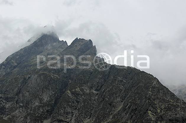 aa055542LE : Val d'Aoste, Alpes. Europe, CEE, falaise, brouillard, mauvais temps, arête, C02, C01 moyenne montagne, nuage, paysage (Italie).