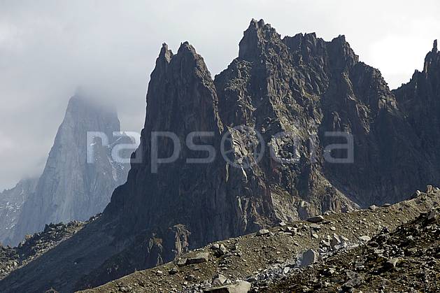 aa055571LE : Plan de l'Aiguille, Aiguille du Peigne, Blaitière et Grands Charmoz, Haute-Savoie, Alpes. Europe, CEE, falaise, C02, C01 moyenne montagne, nuage, paysage, Annecy 2018 (France).