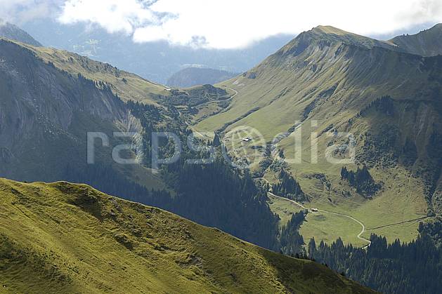 aa055692LE : Morzine, Avoriaz, sous la Pointe de Fornet, Haute-Savoie, Alpes. Europe, CEE, vallée, route, col, C02, C01, arête forêt, moyenne montagne, paysage, Annecy 2018 (France).