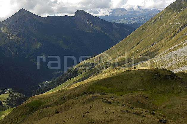 aa055694LE : Morzine, Avoriaz, sous la Pointe de Fornet, Haute-Savoie, Alpes. Europe, CEE, vallée, alpage, C02, C01 moyenne montagne, paysage, Annecy 2018 (France).