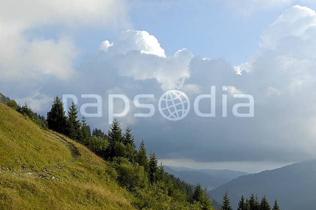 aa055706LE : Alpage, Alpes. Europe, CEE, C02, C01, sentier arbre, moyenne montagne, nuage, paysage (France).
