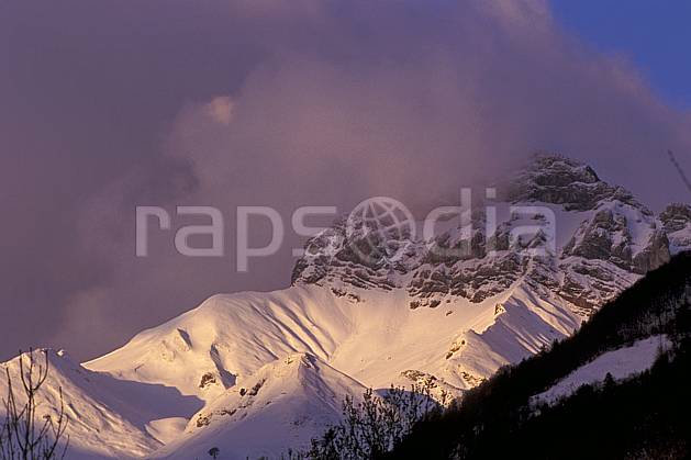 aa0566-32LE : Montagne enneigée, Beauges, Savoie, Alpes. Europe, CEE, ciel nuageux, C02, C01, coucher de soleil moyenne montagne, paysage (France).