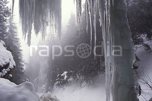 aa0568-05LE : Cascade gelée du Pas du Roc, Haute-Savoie, Alpes. Europe, CEE, brouillard, glace, stalactite, C02, C01, pluie forêt, moyenne montagne, paysage, Annecy 2018 (France).