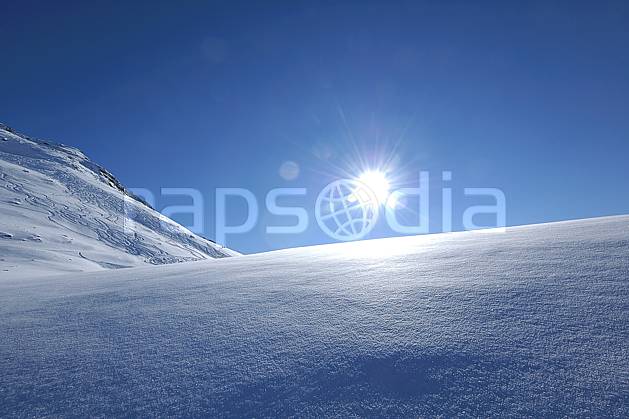 aa060525LE : Champs de neige fraîche, Les Arcs, Savoie, Alpes. Europe, CEE, poudreuse, C02, C01, contrejour, trace moyenne montagne, paysage, soleil (France).