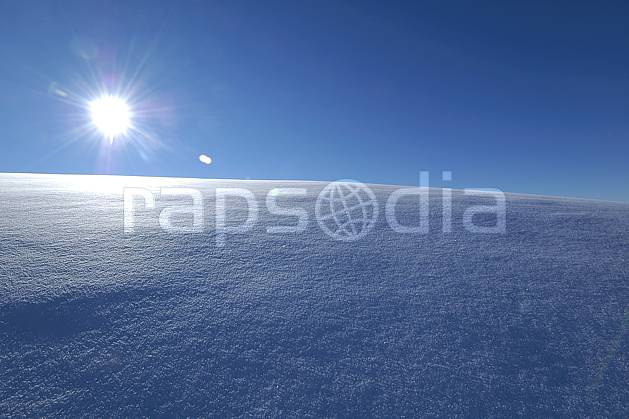 aa060526LE : Champs de neige fraîche, Les Arcs, Savoie, Alpes. Europe, CEE, poudreuse, C02, C01, contrejour, pureté moyenne montagne, paysage, soleil (France).