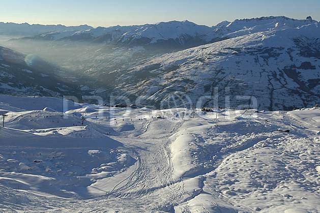 aa060542LE : Les Arcs, vallée de Bourg Saint Maurice, Savoie, Alpes. Europe, CEE, station de ski, piste, vallée, brouillard, téléski, C02, C01 moyenne montagne, paysage (France).