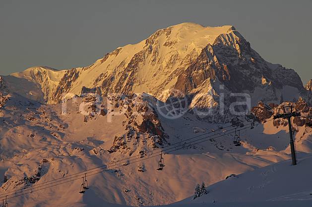 aa060553LE : Les Arcs, vue sur le massif du Mont Blanc, Savoie, Alpes. Europe, CEE, coucher de soleil, téléski, C02, C01, station de ski moyenne montagne, paysage, soleil (France).
