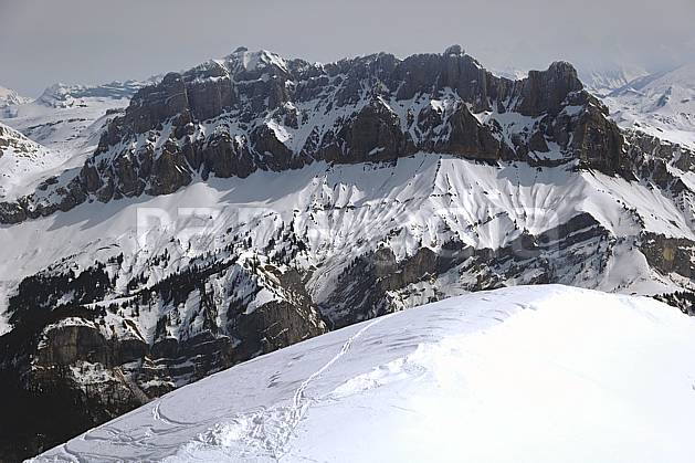 aa060967LE : Tête du Colonney et Aiguille de Varan depuis les Quatre Têtes, Aravis, Haute-Savoie, Alpes. Europe, CEE, falaise, mauvais temps, C02, C01 moyenne montagne, paysage, Annecy 2018 (France).