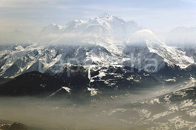 aa060968LE : Massif du Mont Blanc, Saint Gervais et vallée de l'Arve depuis les Quatre Têtes, Aravis, Haute-Savoie, Alpes. Europe, CEE, brouillard, brouillard, vallée, pollution, route, circulation, sommet, C02, C01 environnement, habitation, moyenne montagne, nuage, paysage, transport, Annecy 2018 (France).
