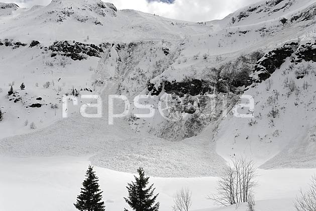 aa061033LE : Coulée de neige, Avalanche, Flaine, Haute-Savoie, Alpes. Europe, CEE, risque, avalanche, barre rocheuse, C02, C01 arbre, moyenne montagne, paysage, Annecy 2018 (France).