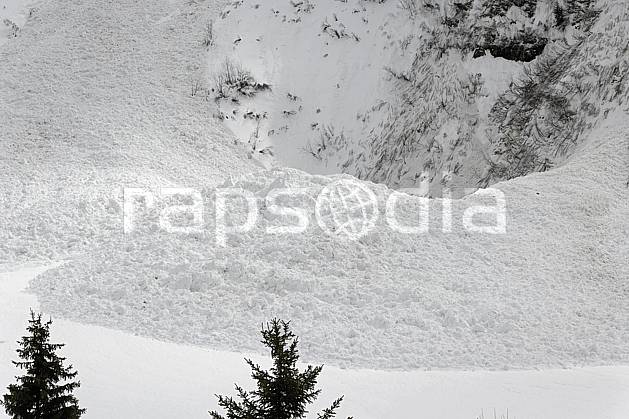 aa061035LE : Coulée de neige, Avalanche, Flaine, Haute-Savoie, Alpes. Europe, CEE, risque, avalanche, barre rocheuse, C02, C01 arbre, moyenne montagne, paysage, Annecy 2018 (France).