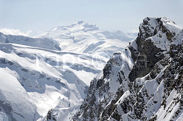 aa061064LE : Depuis Avoriaz, Désert de Platé et station de ski de Flaine, Massif du Mont Blanc, Haute-Savoie, Alpes. Europe, CEE, C02, C01, falaise, vallée moyenne montagne, paysage, Annecy 2018 (France).