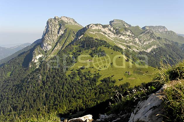 aa062498LE : Lanfonnets et col des Nantets depuis la Tournette, Haute-Savoie, Alpes. Europe, CEE, C02, C01, alpage forêt, moyenne montagne, paysage, Annecy 2018 (France).