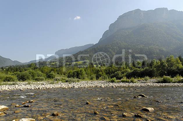 aa062951LE : Bords du Fier, Parmelan et Pertuis, Haute-Savoie, Alpes. Europe, CEE, C02, C01 forêt, moyenne montagne, paysage, rivière, Annecy 2018 (France).