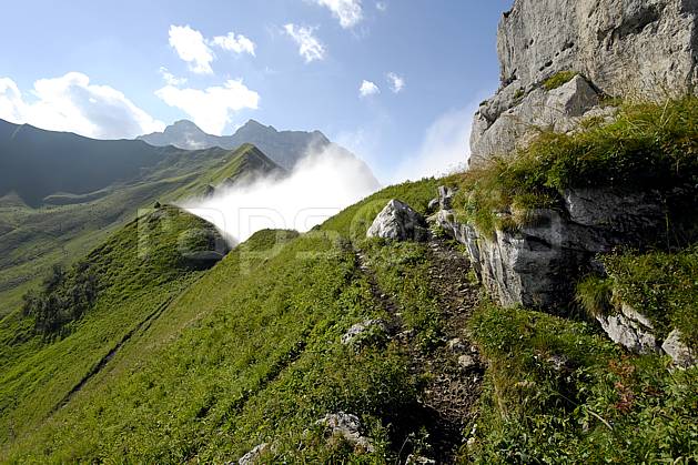 aa063013LE : Col de Bise, Chablais, Haute-Savoie, Alpes. Europe, CEE, col, C02, C01, sentier moyenne montagne, nuage, paysage, Annecy 2018 (France).