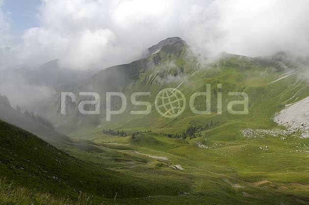 aa063023LE : Cornettes de Bise, Chablais, Haute-Savoie, Alpes. Europe, CEE, vallée, brouillard, C02, C01, alpage moyenne montagne, nuage, paysage, Annecy 2018 (France).