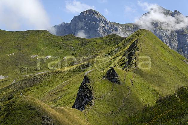 aa063349LE : Col de Bise, Chablais, Haute-Savoie, Alpes. Europe, CEE, arête, C02, C01 moyenne montagne, paysage, Annecy 2018 (France).