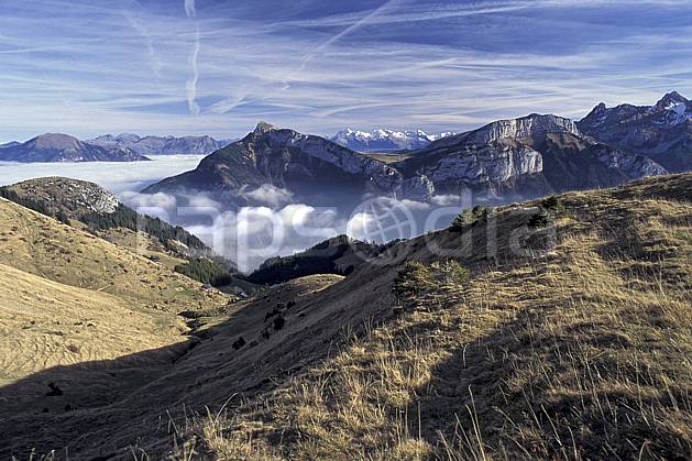 aa0687-02LE : Pointe d'Anday, depuis Sur Cou, Haute-Savoie, Alpes. Europe, CEE, brouillard, herbe, C02, C01 moyenne montagne, paysage, Annecy 2018 (France).