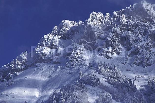 aa0695-35LE : Les Lanfonnets, Haute-Savoie, Alpes. Europe, CEE, ciel bleu, sapin, C02, C01, poudreuse arbre, moyenne montagne, paysage, Annecy 2018 (France).