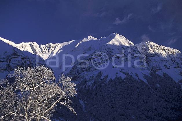 aa0696-28LE : Crêt des Mouches depuis le Col de la Forclaz, Haute-Savoie, Alpes. Europe, CEE, ciel bleu, C02, C01 arbre, moyenne montagne, paysage, Annecy 2018 (France).