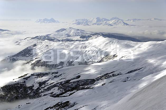 aa070003LE : Depuis le col du Joly (Les Contamines), vue sur la vallée d'Hauteluce et les Saisies, Beaufortain, Alpes. Europe, CEE, C02, vallée, brouillard moyenne montagne, nuage, paysage (France).