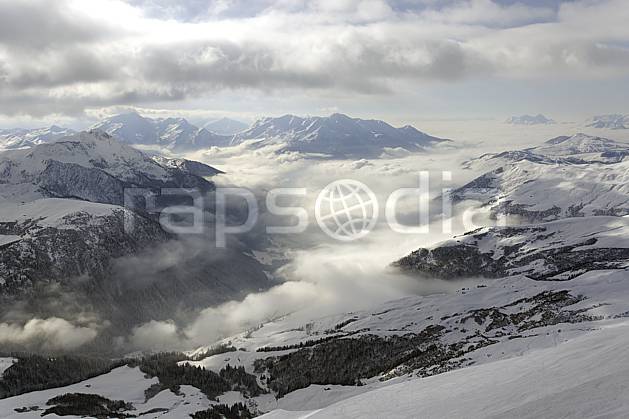 aa070004LE : Depuis le col du Joly (Les Contamines), vue sur la vallée d'Hauteluce et les Saisies, Beaufortain, Alpes. Europe, CEE, brouillard, C02, vallée, mauvais temps moyenne montagne, nuage, paysage (France).