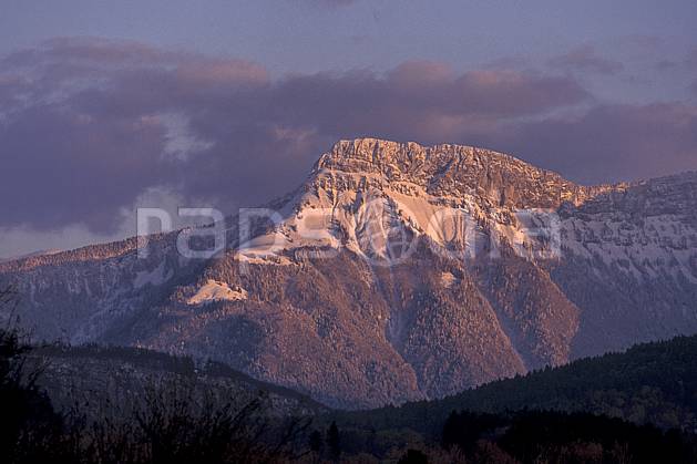 aa0720-12LE : Dent du Cruet, Haute-Savoie, Alpes. Europe, CEE, ciel nuageux, coucher de soleil, C02, C01 arbre, forêt, moyenne montagne, nuage, paysage, Annecy 2018 (France).