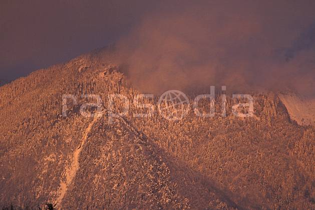 aa0720-28LE : L'Anglette, Haute-Savoie, Alpes. Europe, CEE, ciel nuageux, coucher de soleil, C02, C01 arbre, forêt, moyenne montagne, paysage, Annecy 2018 (France).