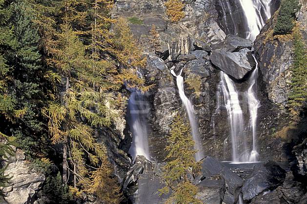 aa0855-16LE : Cascade dans le Grand Paradis, Alpes. Europe, CEE, mélèze, C02, C01, falaise cascade, moyenne montagne, paysage (Italie).