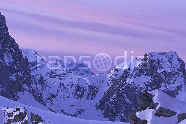 aa0881-25LE : Alpes Suisses. Europe, CEE, ciel voilé, chaine de montagnes, C02, C01 moyenne montagne, nuage, paysage (France).