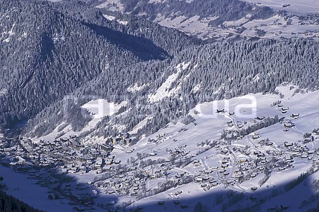 aa0886-22LE : La Clusaz, Haute-Savoie, Alpes. Europe, CEE, sapin, vue aérienne, vallée, village, C02, C01 arbre, forêt, moyenne montagne, paysage, Annecy 2018 (France).