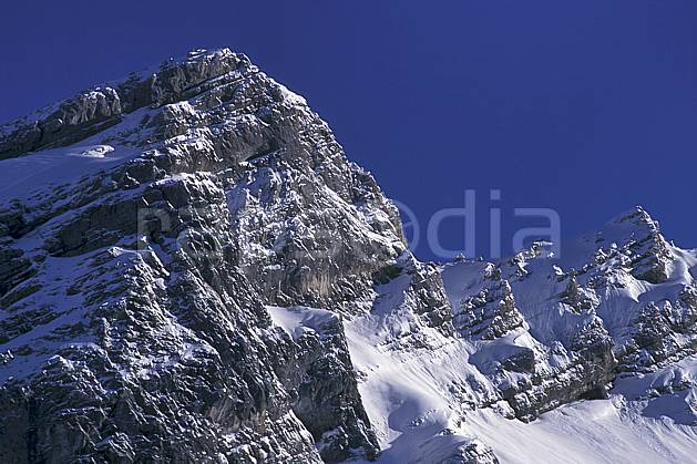 aa0887-04LE : Aravis, Haute-Savoie, Alpes. Europe, CEE, ciel bleu, falaise, C02, C01 moyenne montagne, paysage, Annecy 2018 (France).