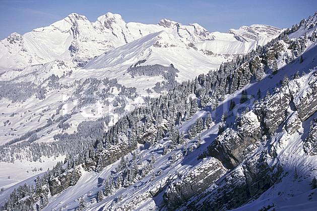 aa0887-35LE : Aravis, Haute-Savoie, Alpes. Europe, CEE, barre rocheuse, ciel bleu, sapin, C02, C01 arbre, forêt, moyenne montagne, paysage, Annecy 2018 (France).