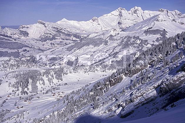 aa0887-36LE : Aravis, Haute-Savoie, Alpes. Europe, CEE, ciel bleu, sapin, C02, C01 moyenne montagne, paysage, Annecy 2018 (France).