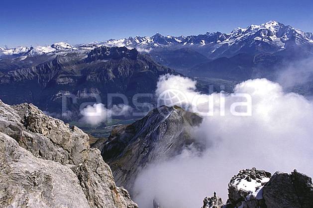 aa1047-06LE : Paysage depuis la Pointe Percée- Massif des Aravis, Haute-Savoie, Alpes. Europe, CEE, panorama, chaine de montagnes, vallée, C02, C01 moyenne montagne, nuage, paysage, Annecy 2018 (France).