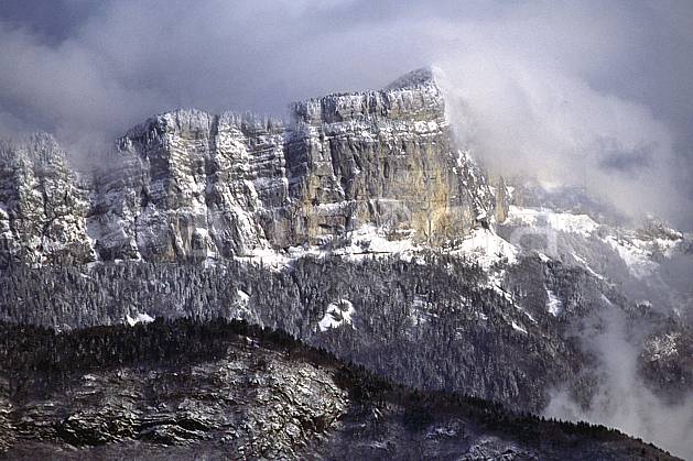 aa1078-16LE : Pertuis, Haute-Savoie, Alpes. Europe, CEE, ciel nuageux, falaise, C02, C01 forêt, moyenne montagne, nuage, paysage, Annecy 2018 (France).