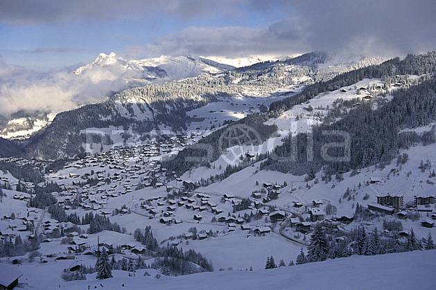 aa1081-10LE : La Clusaz, Haute-Savoie, Alpes. Europe, CEE, ciel nuageux, vallée, village, C02, C01 environnement, habitation, moyenne montagne, paysage, Annecy 2018 (France).