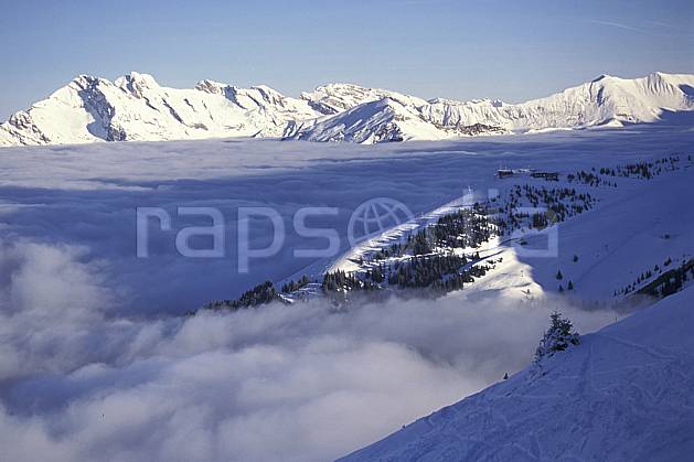 aa1092-01LE : La Clusaz depuis le téléphérique de l'Etale, Haute-Savoie, Alpes. Europe, CEE, ciel bleu, brouillard, espace, mer de nuages, pureté, C02, C01 moyenne montagne, nuage, paysage, Annecy 2018 (France).