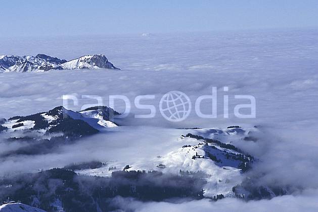 aa1092-29LE : Plateau de Beauregard, Haute-Savoie, Alpes. Europe, CEE, ciel voilé, évasion, espace, mer de nuages, pureté, vue aérienne, C02, C01 moyenne montagne, nuage, paysage, Annecy 2018 (France).