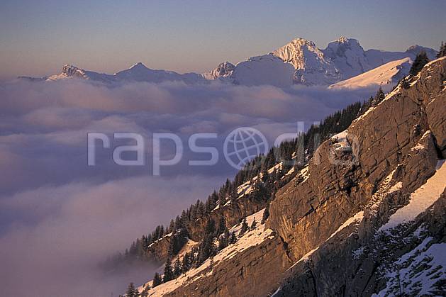 aa1102-04LE : Aravis, Haute-Savoie, Alpes. Europe, CEE, barre rocheuse, ciel bleu, mer de nuages, coucher de soleil, C02, C01 moyenne montagne, nuage, paysage, Annecy 2018 (France).